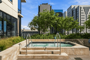 Rooftop hot tub at 365 nicollet, minneapolis, mn 55401